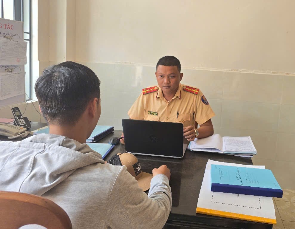 Lực lượng Cảnh sát giao thông làm việc với anh T.