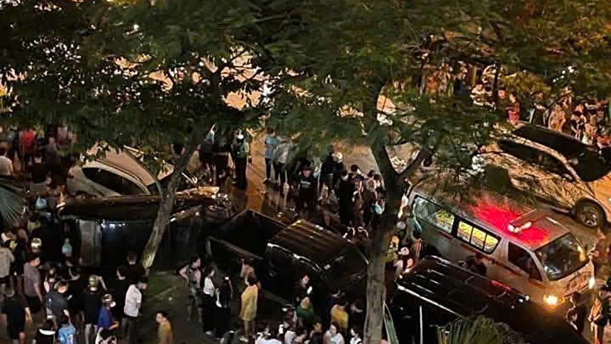 Anh Nguyễn Hoàng (31 tuổi, ở phường Dương Nội) kể: "Vào thời điểm trên, tôi đang đứng dưới lòng đường Nguyễn Trác để mua hoa quả. Lúc đó, tôi nghe thấy tiếng rầm đằng sau lưng nên liền quay lại thì thấy chiếc ô tô màu trắng lao tới đâm vào hàng loạt xe máy và 2 chiếc ô tô màu đen. Khi chiếc xe dừng lại, tôi thấy nhiều người bị thương nằm la liệt. Trong đó, một người bị thương rất nặng nằm ở ngay đầu ô tô màu trắng. Nghĩ lại tôi vẫn thấy sợ hãi"