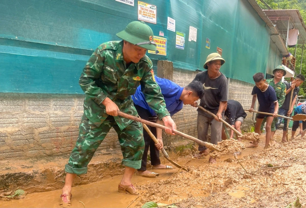 Khắc phục hậu quả mưa lũ trên địa bàn. Ảnh: Hải Thượng.