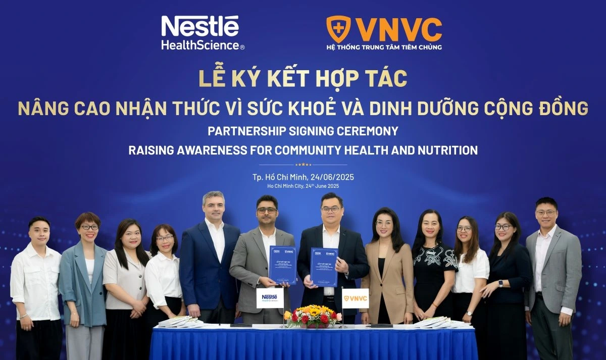 Bà Hà Thu Nga - Phó Tổng Giám đốc Công ty Vắc xin VNVC và ông Pablo Mazzoletti - Giám đốc Nestlé Health Science khu vực ASEAN chứng kiến Lễ ký kết hợp tác chiến lược giữa Hệ thống Tiêm chủng VNVC và Nestlé Health Science, thuộc Tập đoàn Nestlé toàn cầu (Ảnh: VNVC)