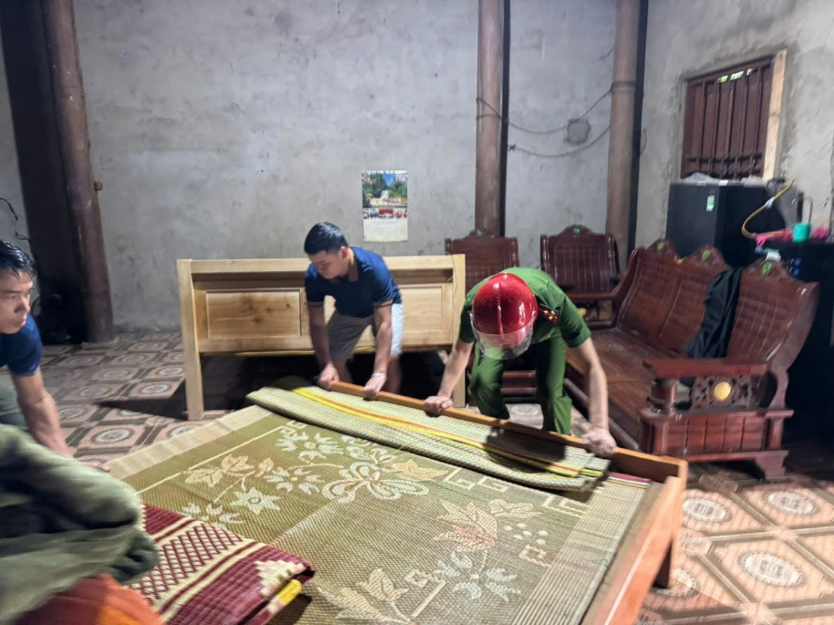 Sơ tán người dân khỏi vùng nguy hiểm do nguy cơ sạt lở.