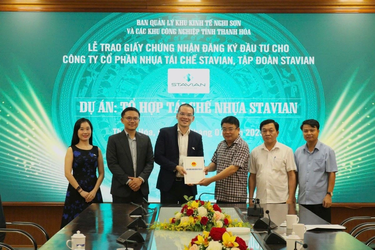 Công ty Cổ phần Nhựa tái chế Stavian chính thức nhận
Giấy chứng nhận đăng ký đầu tư cho Dự án Tổ hợp Tái chế Nhựa Stavian. Ảnh: CTV