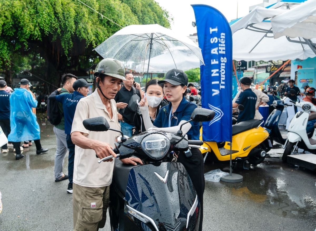 Khách hàng tới sự kiện được tư vấn kỹ về sản phẩm cũng như những ưu đãi hấp dẫn