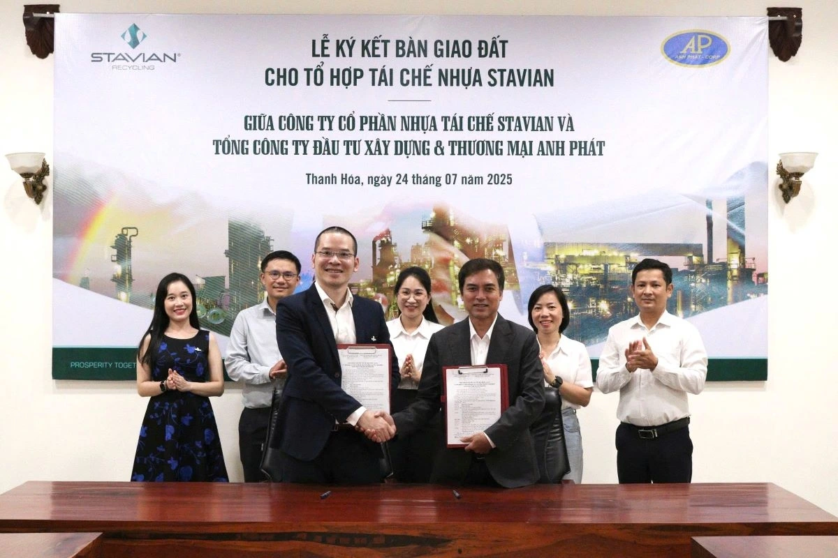 Lễ Ký kết Biên bản bàn giao đất cho Tổ hợp Tái chế Nhựa Stavian
giữa Công ty Cổ phần Nhựa tái chế Stavian
và Tổng Công ty Đầu tư Xây dựng &amp; Thương mại Anh Phát. Ảnh: CTV
