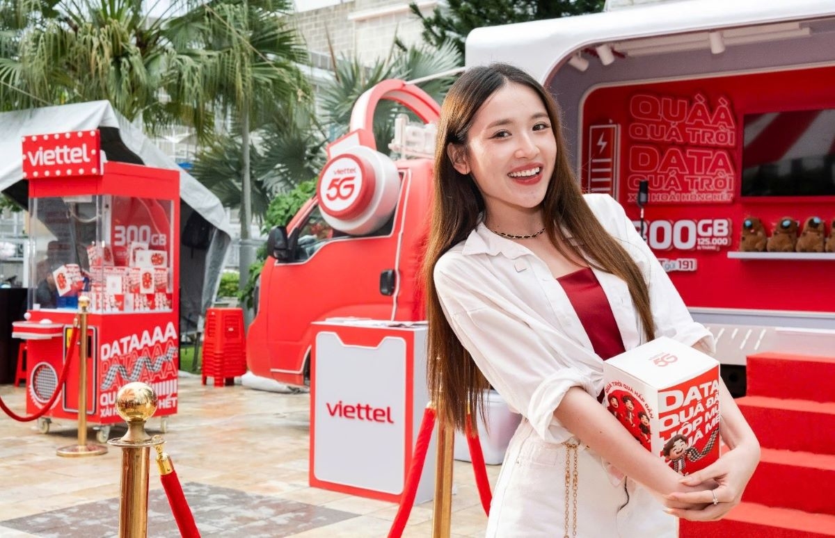 Mới đây, với chuyến xe công nghệ 5G, Viettel đã mang đến trải nghiệm số cho người dân miền Tây ngay tại chợ, trường học, công viên và khu dân cư.