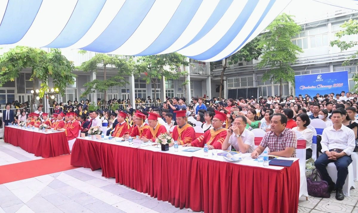 Toàn cảnh buổi lễ tốt nghiệp và trao bằng đợt 2 năm 2025