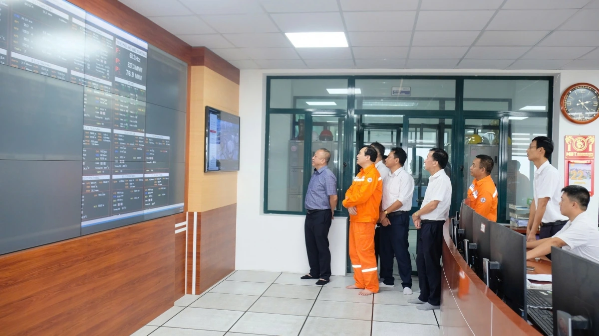 Ông Vũ Anh Phương_Phó Tổng Giám đốc EVNNPC kiểm tra công tác PCTT và TKCN tại các đơn vị 