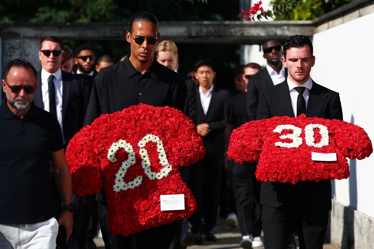 Van Dijk, Robertson dẫn đầu đoàn đại diện Liverpool. 