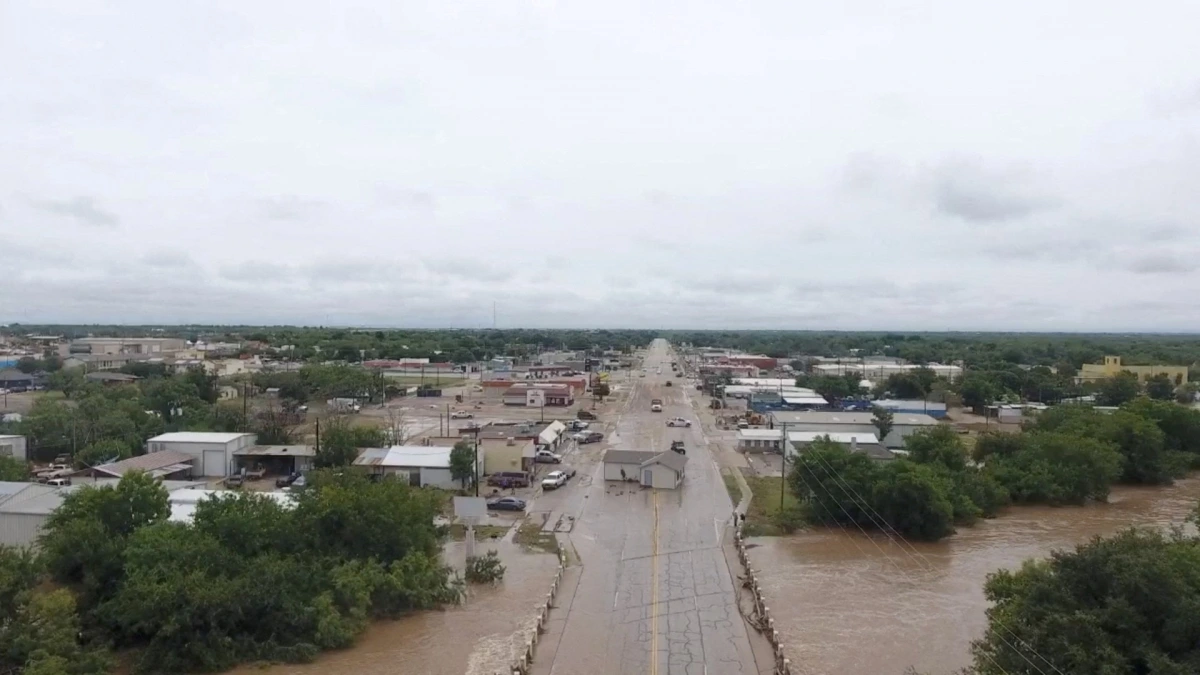 Nghị sĩ đảng Cộng hòa bang Texas Chip Roy cho biết, lũ quét ở Texas nguy hiểm là do lượng mưa tương đương trong 4 tháng trút xuống chỉ trong vài giờ. Điều đó khiến nước lũ dâng cao nhanh chóng và dữ dội.