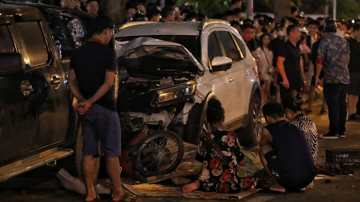 Vụ việc khiến nhiều người xót xa khi chứng kiến cảnh người thân khóc ngất bên thi thể nạn nhân.