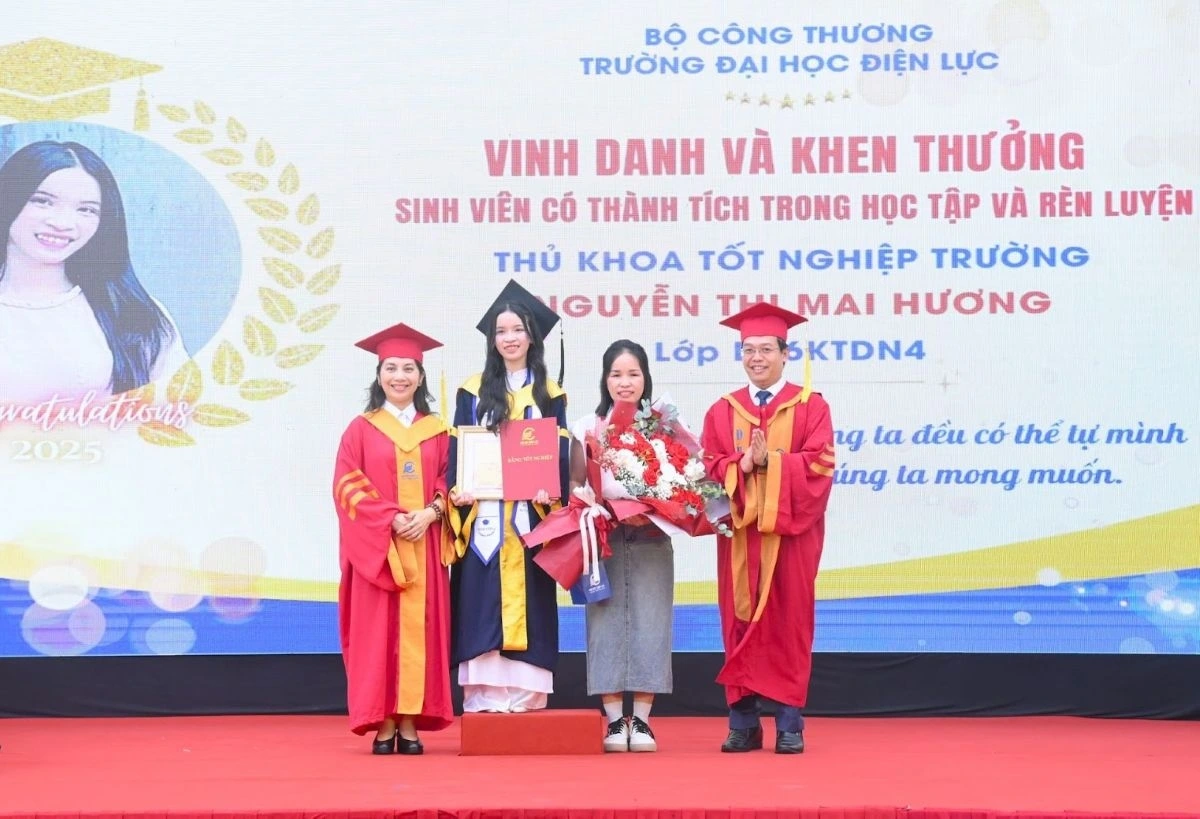TS. Dương Trung Kiên - Phó Hiệu trưởng và PGS.TS Nguyễn Tố Tâm - Trưởng khoa Khoa Kế Toán - Tài chính trao bằng tốt nghiệp và chúc mừng thủ khoa Trường Nguyễn Thị Mai Hương, sinh viên lớp D16KTDN4, khoa Kế toán - Tài chính. Ảnh: CTV