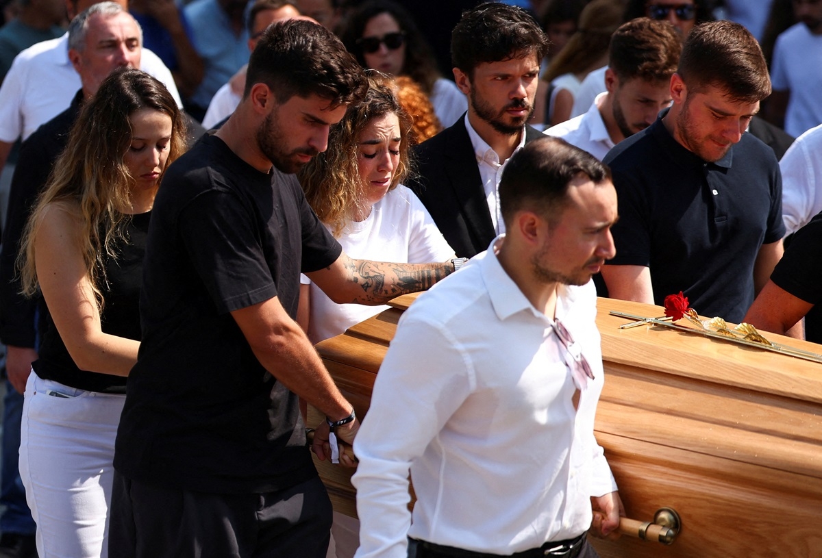 Tiền vệ Ruben Neves, bạn thân của Jota luôn đi bên cạnh vợ Jota để động viên. 