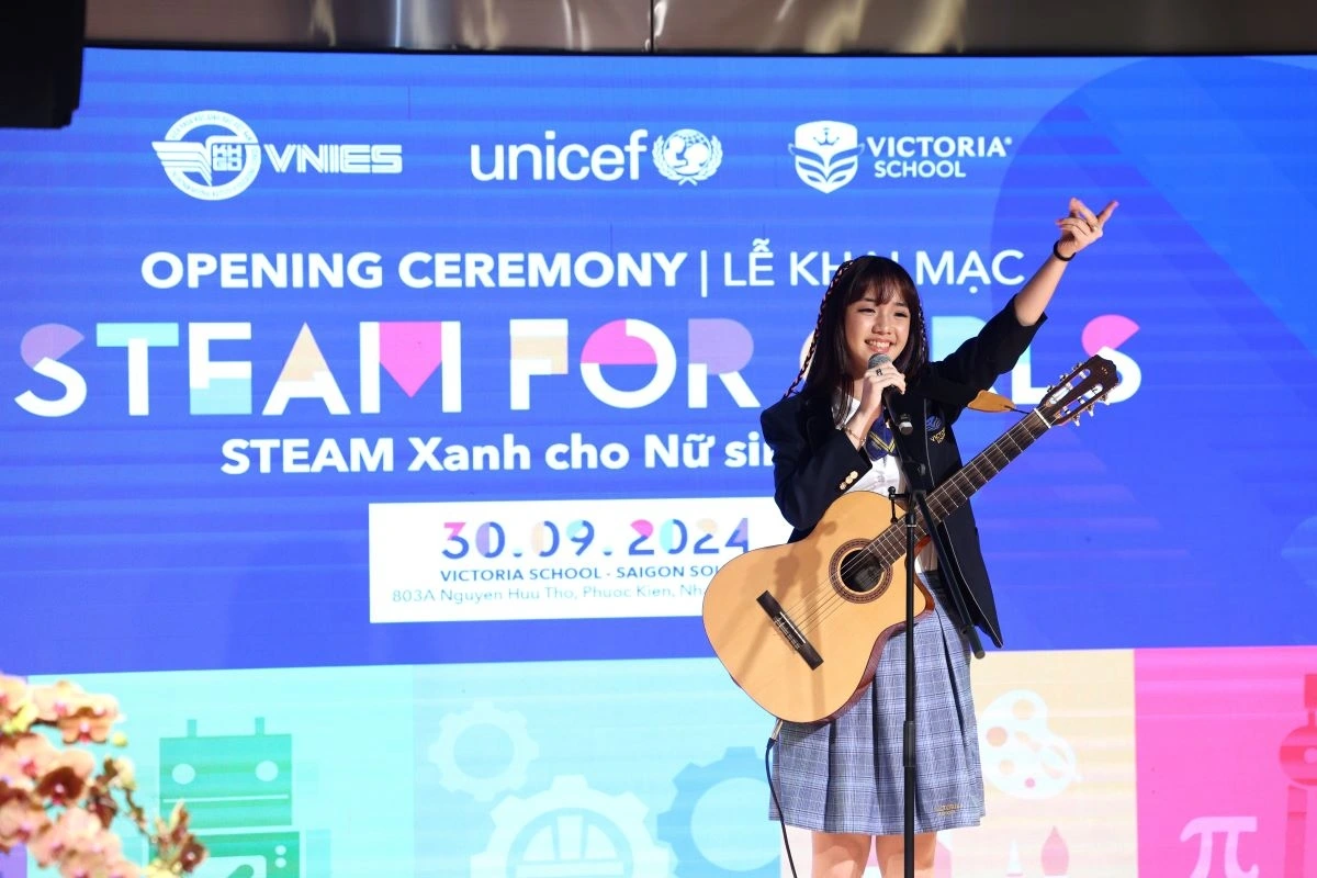 Izara Thiên Nga - Học sinh tài năng biểu diễn tại các hoạt động, sự kiện của trường.