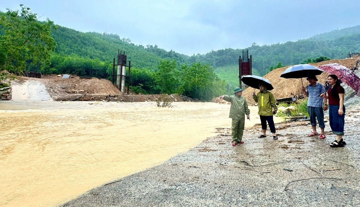 Tràn ke Chon vào bản Tạt và bản Xốp Cốc xã Yên Hòa bị ngập sâu.