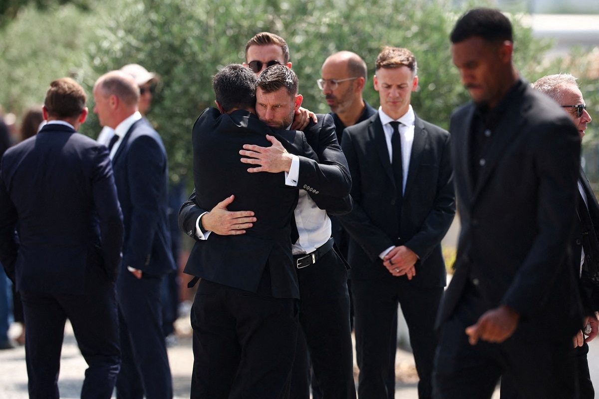 Tiền vệ James Milner động viên, chia buồn cùng thành viên gia đình Jota. 