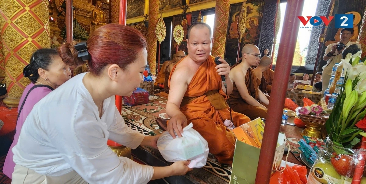 Ngoài dâng y, các phật tử còn dâng lên các chư tăng những vật dụng khác thể hiện lòng thành kính và hỗ trợ cho chư tăng có đầy đủ lễ vật cần thiết trong 3 tháng nhập hạ.
