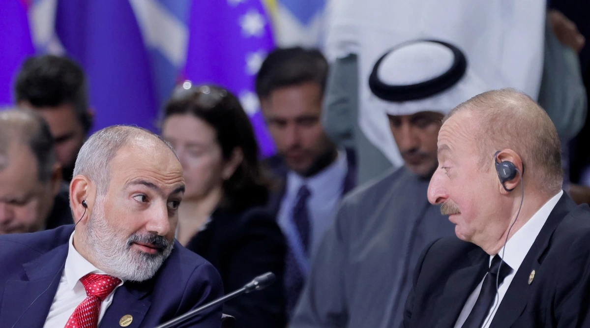 Tổng thống Azerbaijan Ilham Aliyev và Thủ tướng Armenia Nikol Pashinyan tham dự phiên họp toàn thể theo định dạng mở rộng BRICS+ tại Hội nghị Thượng đỉnh BRICS ở Kazan, Nga ngày 24/10/2024. Ảnh: Reuters