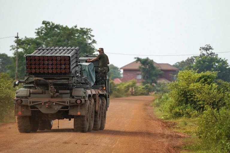 Một binh sỹ Campuchia đứng trên bệ phóng tên lửa đa nòng BM-21 Grad ở tỉnh Oddar Meanchey, cách ngôi đền Ta Moan Thom tranh chấp với Thái Lan khoảng 40 km, ngày 25/7/2025. Ảnh: Reuters