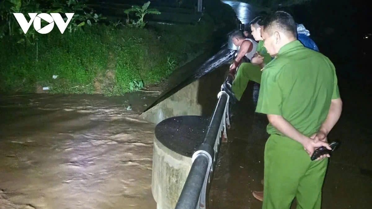 Các lực lượng và người dân đang tích cực tìm kiếm người gặp nạn bị lũ cuốn trôi.