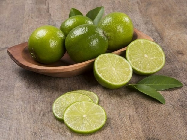 Sử dụng không đúng cách chanh có thể cực hại cho một số đối tượng. Ảnh: Organic Facts