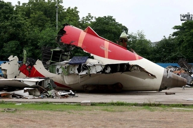 Xác máy bay Boeing 787-8 Dreamliner của Air India nằm trên bãi đất trống tại Ahmedabad (Ấn Độ) ngày 12/7 (Ảnh: Reuters)