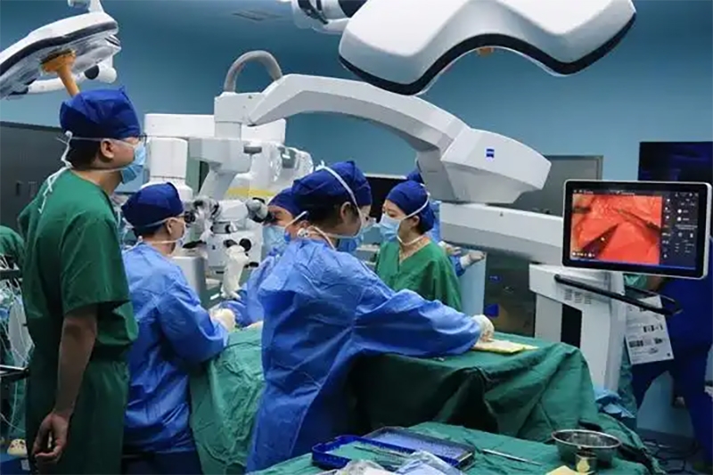 Các bác sĩ Bệnh viện Nhân dân tỉnh Chiết Giang thực hiện phẫu thuật LVA cho một bệnh nhân mắc Alzheimer ngày 27/2. Ảnh: Báo Thanh niên Trung Quốc