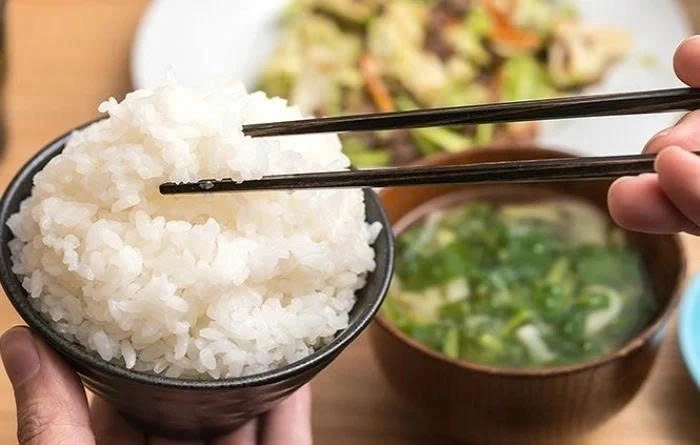 Bữa sáng với cơm nóng, rau và thức ăn mới nấu giúp bổ sung năng lượng. (Ảnh minh họa)