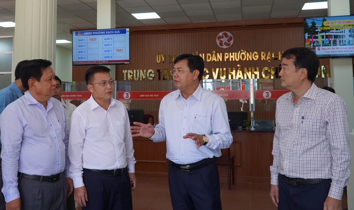 Bí thư Tỉnh uỷ An Giang Nguyễn Tiến Hải  kiểm tra công tác vận hành bộ máy mới tại phường  Rạch Giá