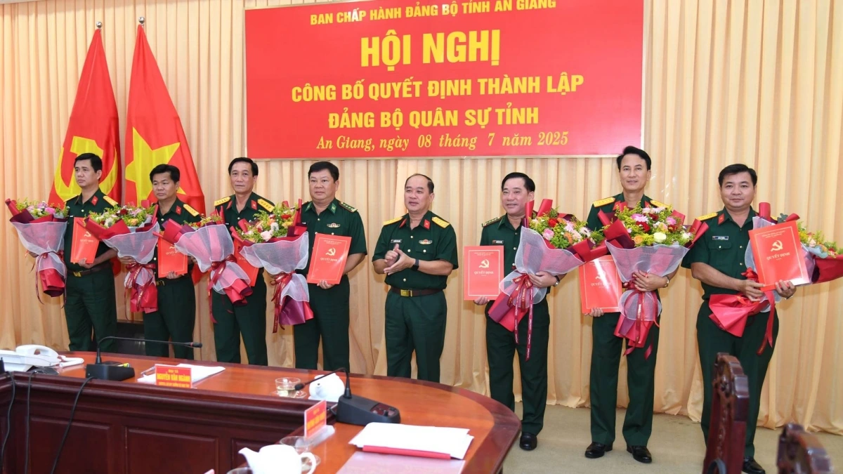Đại tá Nguyễn Văn Ngành trao quyết định chỉ định Ban Chấp hành, Ban Thường vụ và Phó Bí thư Đảng ủy Quân sự tỉnh nhiệm kỳ 2025 – 2030