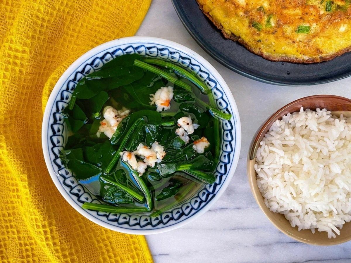 Rau mồng tơi dễ chế biến lại cực nhiều lợi ích cho sức khỏe. Ảnh: Vhiskey and Booch