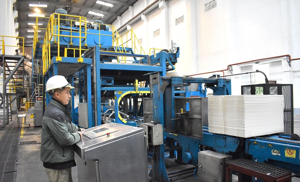 Sản xuất trên dây chuyền xeo bột giấy của Công ty Cổ phần giấy An Hòa, Khu Công Nghiệp Long Bình An (thành phố Tuyên Quang) những ngày đầu năm.