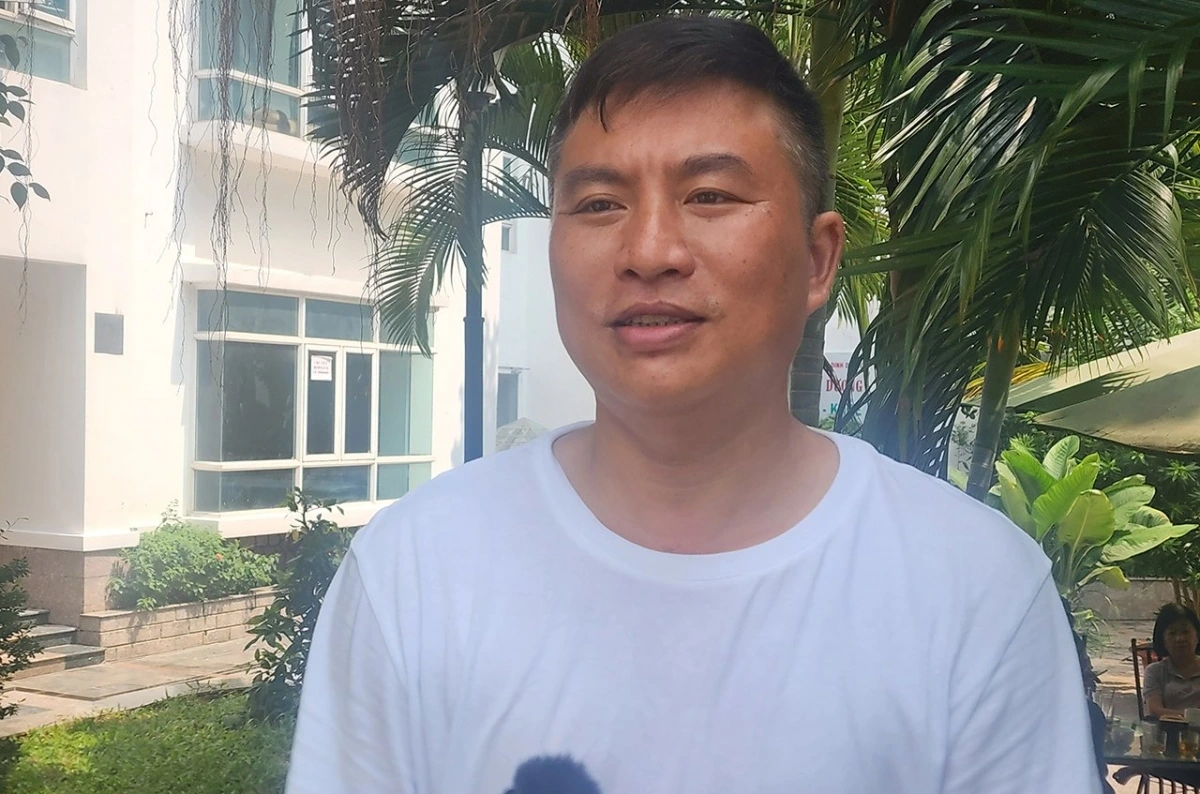 Anh Đỗ Huy Tuân thực hiện cấp đổi GPLX trực tiếp tại điểm cấp đổi của cơ quan chức năng