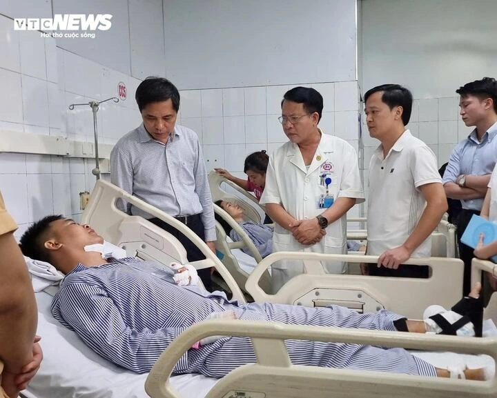 Ông Vũ Văn Diện, Phó Chủ tịch thường trực UBND tỉnh Quảng Ninh (đứng đầu, bên trái) thăm hỏi, động viên nạn nhân Mai Xuân Hải.