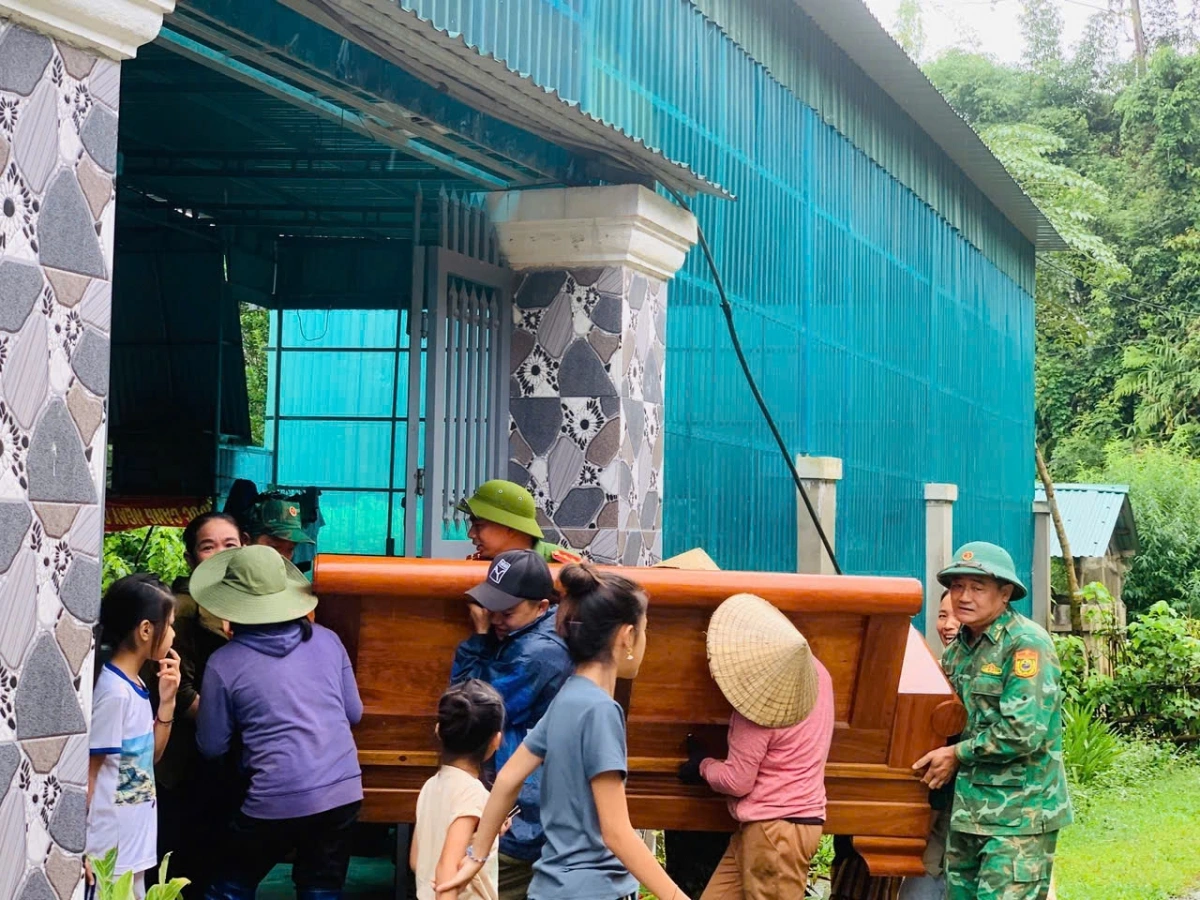 Bội đội Biên phòng Nghệ An giúp người dân di chuyển đồ đạc. Ảnh: Hải Thượng.
 