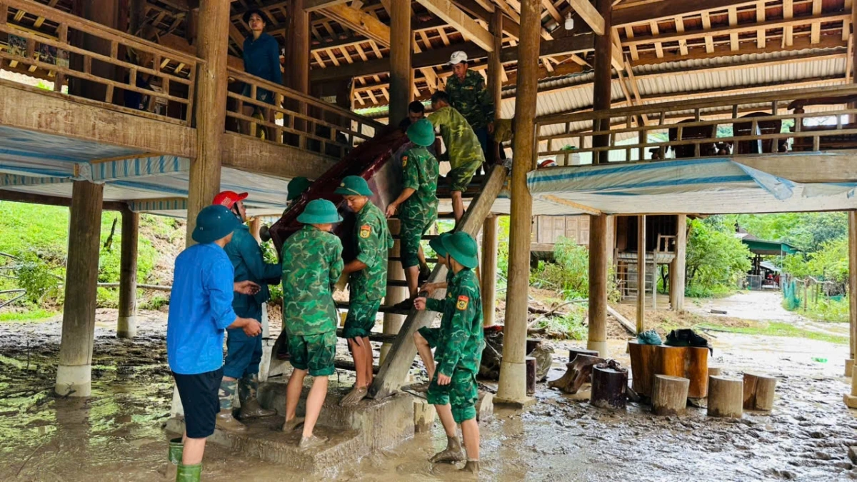 Đồn Biên phòng Thông Thụ phối hợp giúp nhân dân di dời tài sản. Ảnh: Hải Thượng