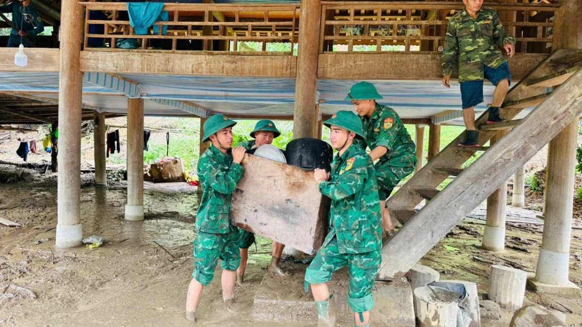 Đồn Biên phòng Thông Thụ phối hợp giúp nhân dân di dời tài sản. Ảnh: Hải Thượng.