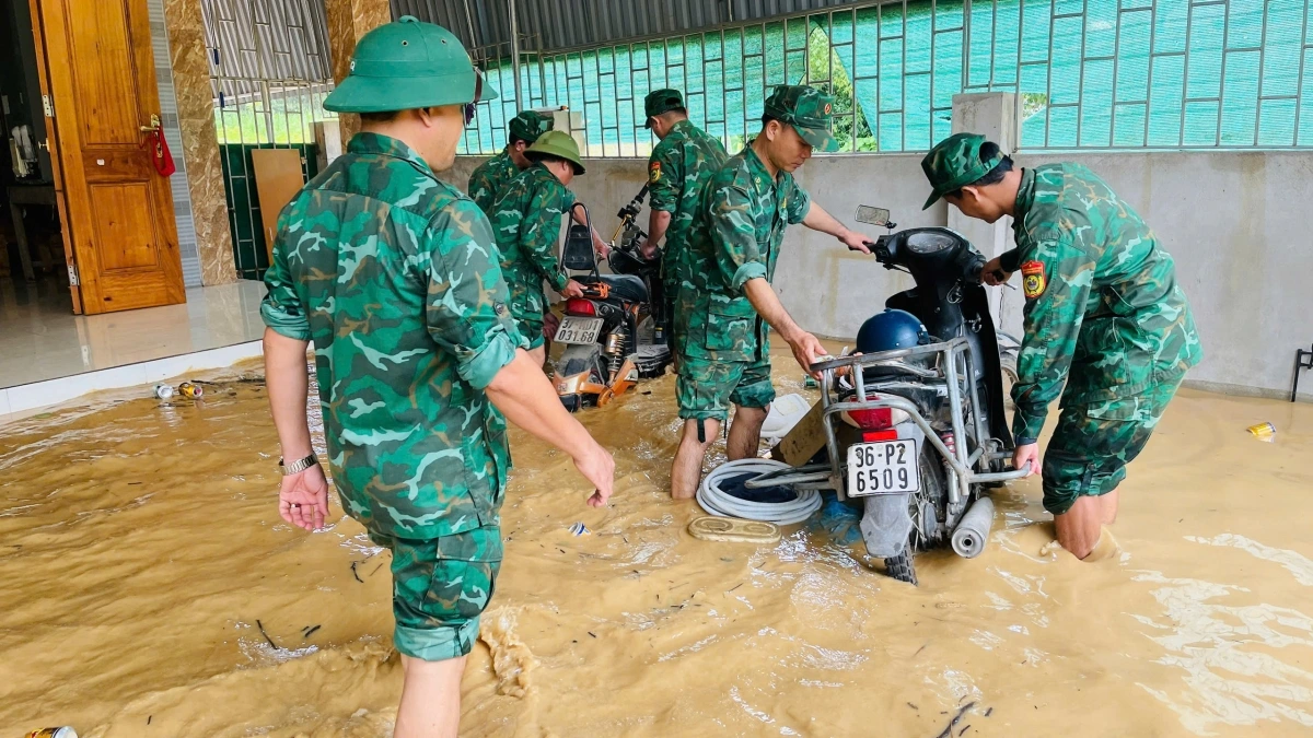 Bộ đội Biên phòng có mặt tại nhiều địa bàn bị thiệt hại nặng cùng nhân dân di dời tài sản, khắc phục hậu quả. Ảnh: Hải Thượng.