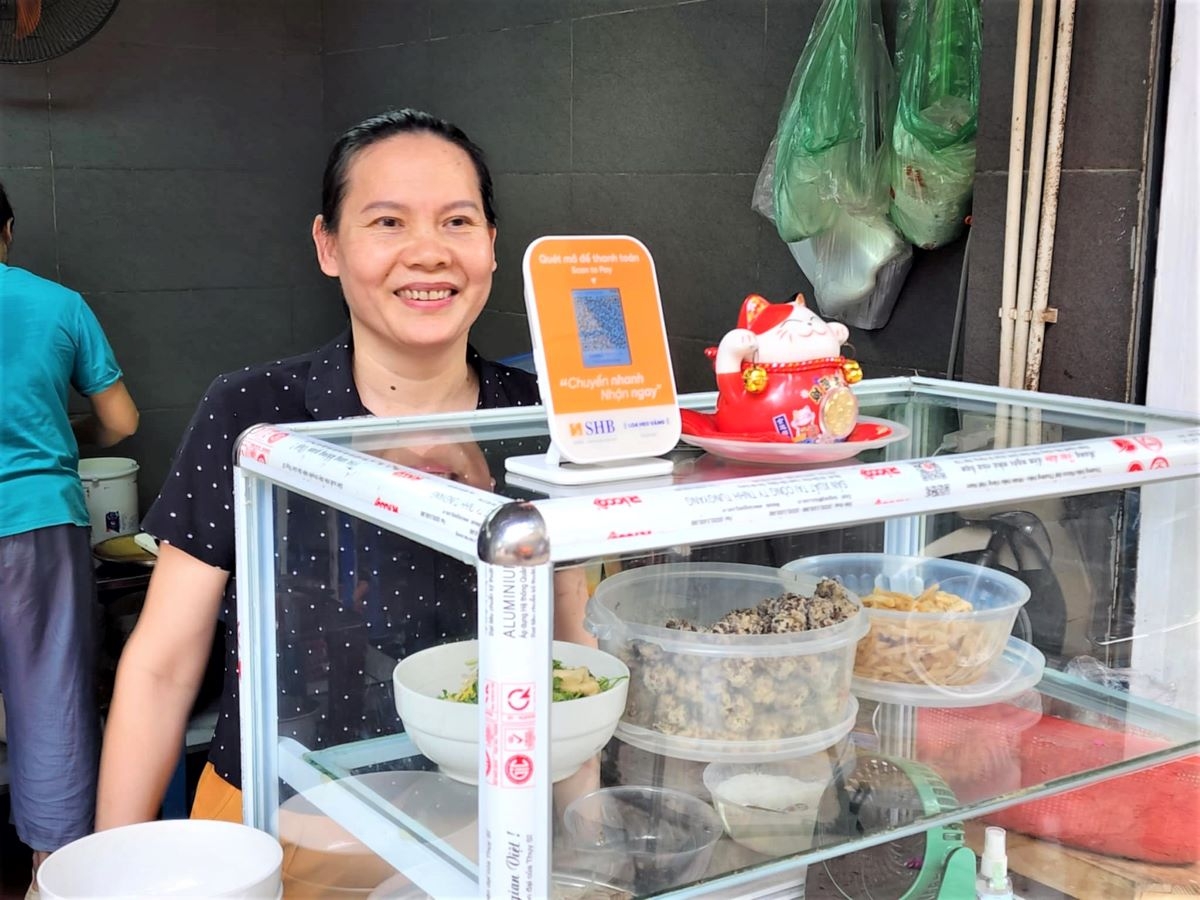 Quán bún thang áp dụng loa thanh toán của SHB vào giao dịch hàng ngày