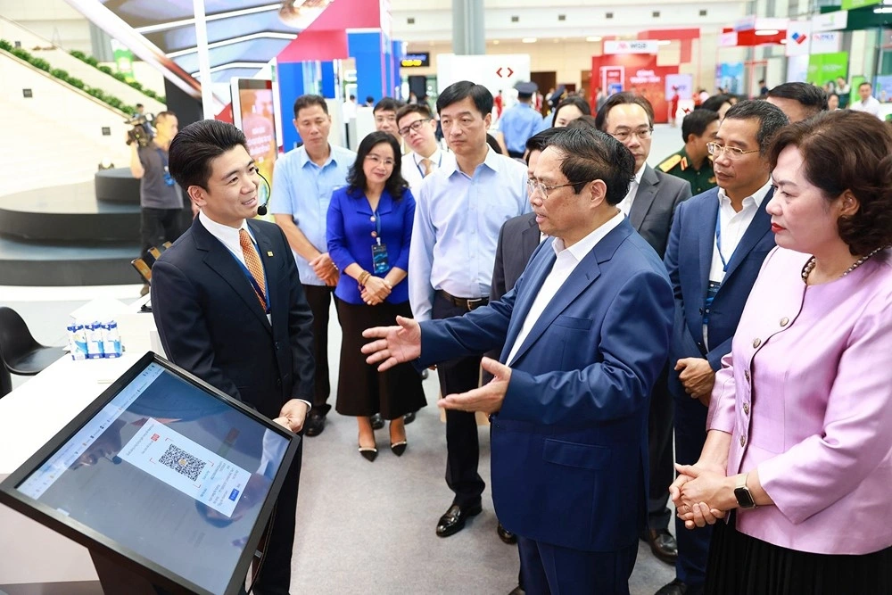 Phó Chủ tịch HĐQT kiêm Phó Tổng giám đốc SHB Đỗ Quang Vinh trình bày trước Thủ tướng Phạm Minh Chính về giải pháp “Dịch vụ thu hộ qua tài khoản định danh SLINK”.