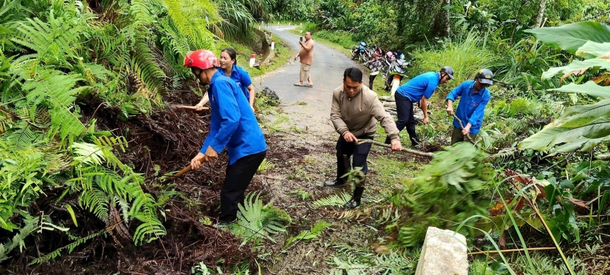 Tuổi trẻ xã Huồi Tụ (thuộc địa bàn huyện Kỳ Sơn cũ) tham gia khắc phục sạt lở, thông tuyến các đoạn đường bị chia cắt do mưa lũ. Ảnh: Tỉnh đoàn Nghệ An cung cấp)