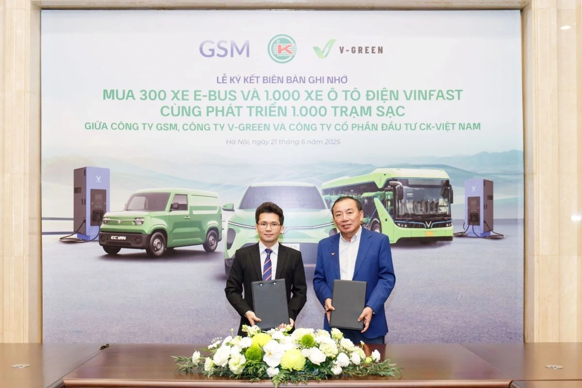 Ông Nguyễn Văn Thanh – Tổng Giám đốc GSM Toàn cầu và ông Nguyễn Văn Kết – Chủ tịch HĐQT CK Việt Nam tại lễ ký kết hợp tác mở rộng mô hình giao thông thuần điện tại tỉnh Nghệ An