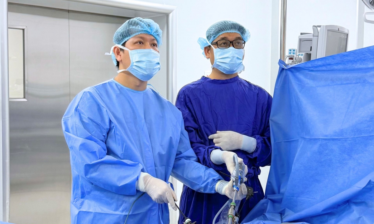 TS.BS Trương Đình Khôi - Trưởng khoa Tiêu hóa cùng ê-kíp Vinmec Nha Trang trong quá trình thực hiện ca phẫu thuật