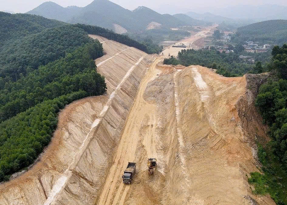 Các nhà thầu thi công Dự án cao tốc Tuyên Quang - Hà Giang đang tranh thủ thời tiết nắng ráo, đẩy nhanh tiến độ thi công. Ảnh: PV