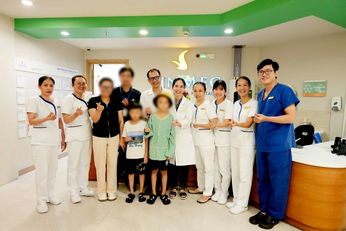 Bệnh nhi và các bác sĩ tại Bệnh viện Vinmec Central Park (TP.HCM)