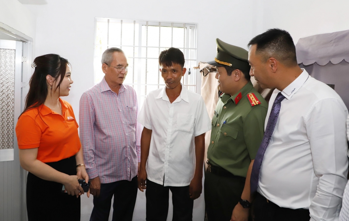 Lãnh đạo Bộ Công an, lãnh đạo tỉnh Bạc Liêu cùng đại diện Tập đoàn T&amp;T Group và Ngân hàng SHB thăm hỏi, trao nhà cho hộ gia đình anh Nguyễn Văn Bi