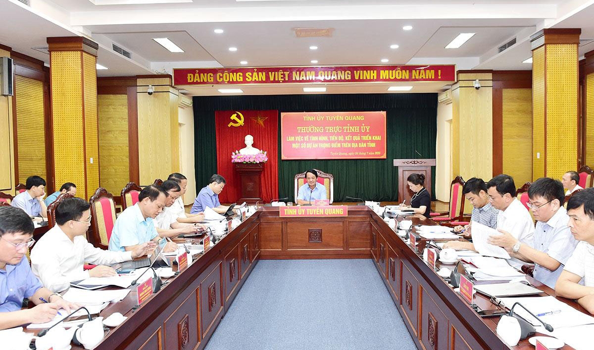 Ông Hầu A Lềnh – Bí thư Tỉnh ủy Tuyên Quang yêu cầu: Tất cả phải đồng lòng vào cuộc, vì sự phát triển của tỉnh Tuyên Quang, lấy hai công trình trọng điểm quan trọng này để rút kinh nghiệm cho các công trình dự án khác. Ảnh: PV