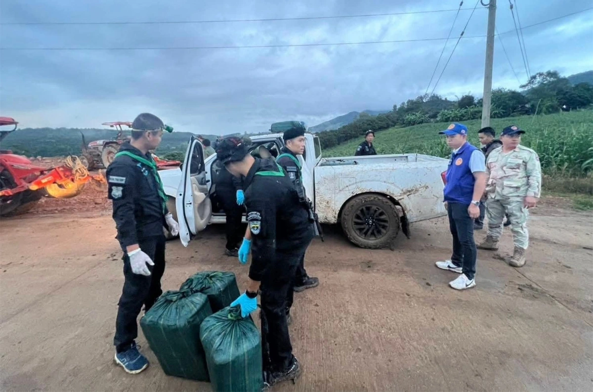 Cơ quan chức năng kiểm tra, khám xét chiếc xe ô tô bị bỏ lại tại Chiang Rai. Ảnh: Bộ Nội vụ Thái Lan