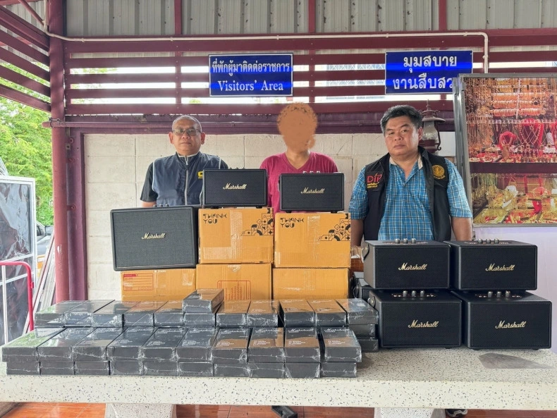 Cơ quan chức năng Thái Lan thu giữ hàng giả, hàng nhái. Ảnh: Bangkok Post