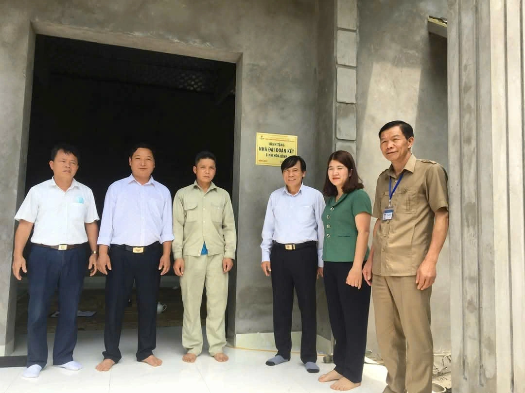Lãnh đạo huyện Đà Bắc, tỉnh Hòa Bình (cũ), bàn giao nhà xây mới cho hộ nghèo trên địa bàn huyện. Ảnh: PV