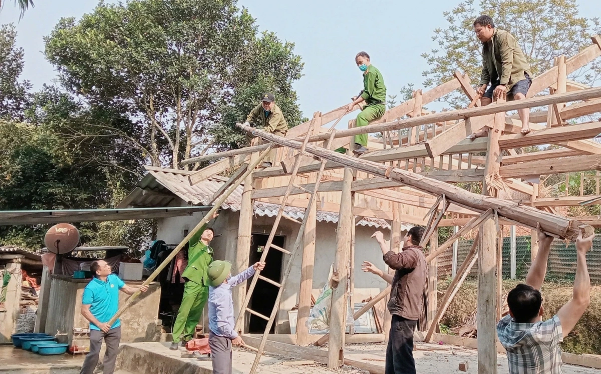Lực lượng công an và cán bộ, công chức xã Chiêm Hóa, tỉnh Tuyên Quang giúp đỡ người dân tháo dỡ nhà cũ, xây dựng nhà mới.